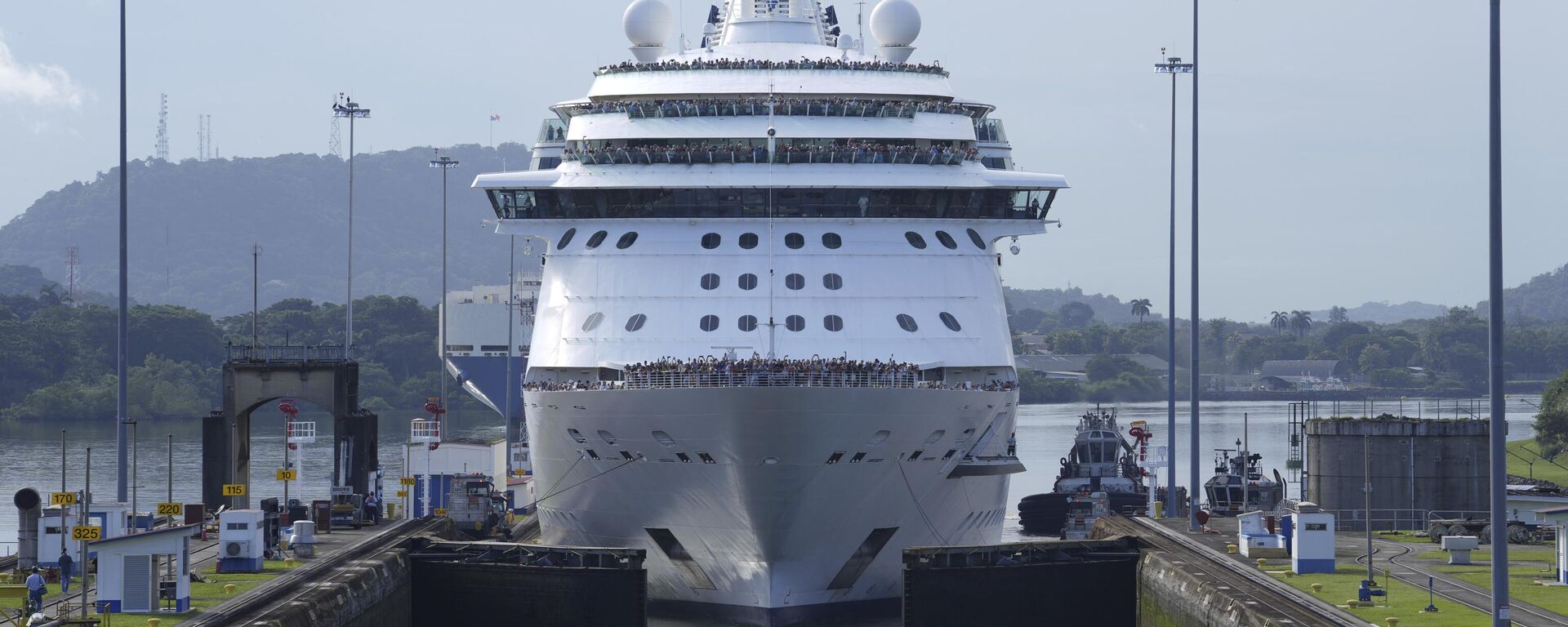 O navio de cruzeiro Brilliance of the Seas chega aos portões da eclusa de Miraflores para se tornar o primeiro navio da temporada de cruzeiros a passar pelo Canal do Panamá, 7 de outubro de 2024. - Sputnik Brasil, 1920, 20.01.2025