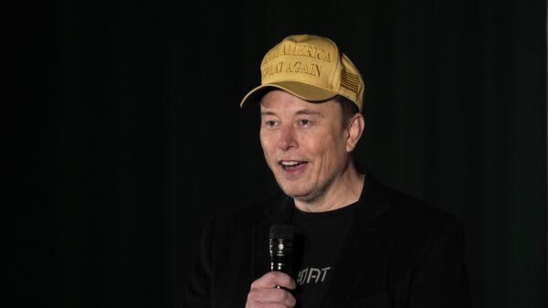 Elon Musk discursa durante uma reunião de campanha em apoio a Donald Trump, em Folsom, Pensilvânia. EUA, 17 de outubro de 2024 - Sputnik Brasil