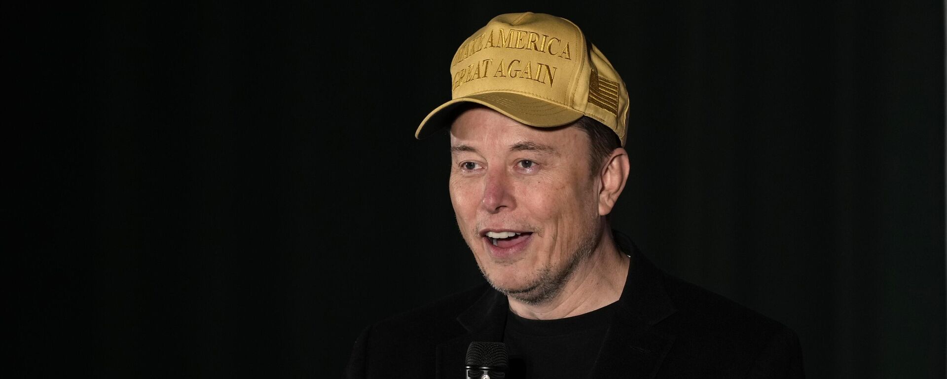 Elon Musk discursa durante uma reunião de campanha em apoio a Donald Trump, em Folsom, Pensilvânia. EUA, 17 de outubro de 2024 - Sputnik Brasil, 1920, 22.12.2024