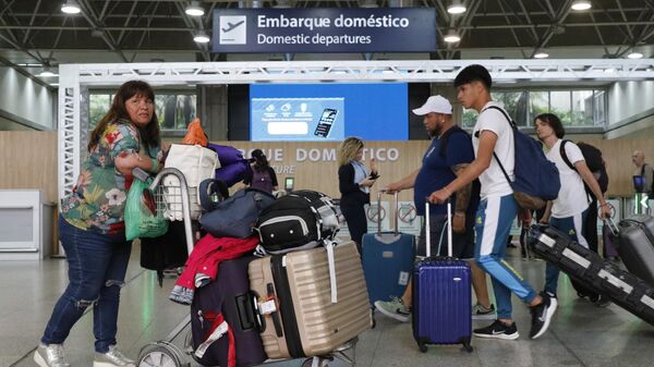 Movimento de passageiros no Aeroporto Internacional Tom Jobim, no Galeão, no Rio de Janeiro. Brasil, 2 de outubro de 2023 - Sputnik Brasil