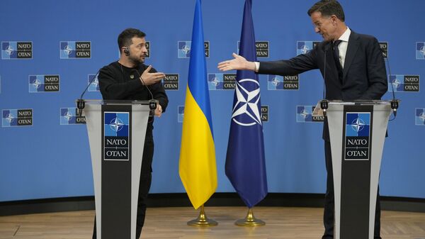 O secretário-geral da OTAN, Mark Rutte (D), e o líder da Ucrânia, Vladimir Zelensky, participam de uma entrevista coletiva durante uma reunião de ministros da Defesa da OTAN na sede da OTAN em Bruxelas, 17 de outubro de 2024 - Sputnik Brasil