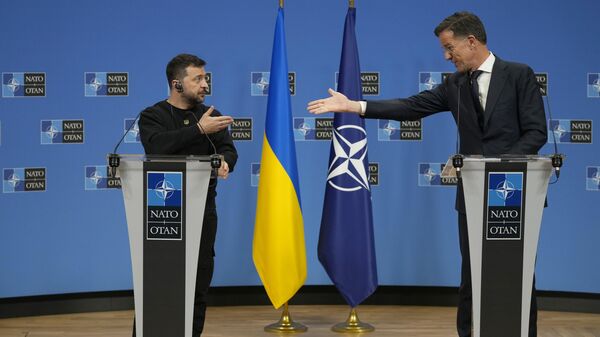 O secretário-geral da OTAN, Mark Rutte (D), e o líder da Ucrânia, Vladimir Zelensky, participam de uma entrevista coletiva durante uma reunião de ministros da Defesa da OTAN na sede da OTAN em Bruxelas, 17 de outubro de 2024 - Sputnik Brasil