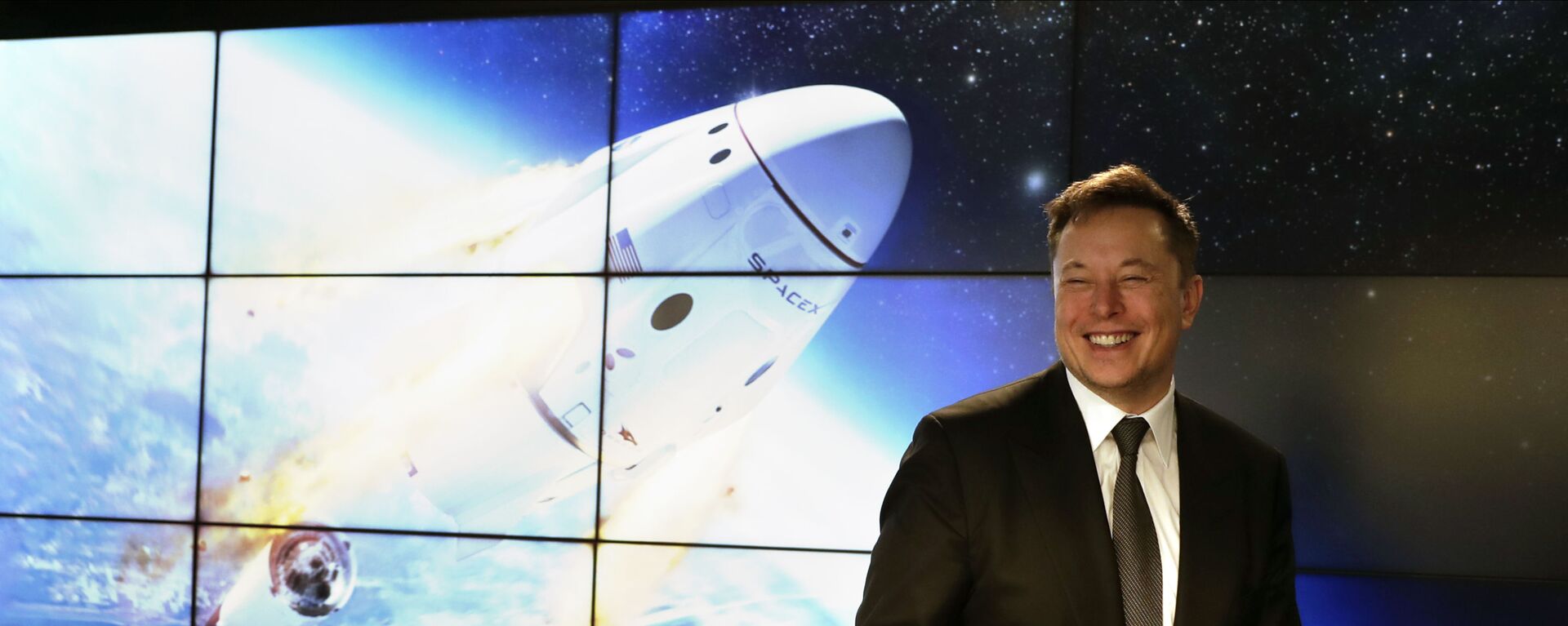 Elon Musk, fundador, CEO e engenheiro-chefe/designer da SpaceX, fala durante uma entrevista coletiva após um voo de teste do foguete Falcon 9 da SpaceX para demonstrar o sistema de escape de emergência da cápsula no Centro Espacial Kennedy em Cabo Canaveral, Flórida, 19 de janeiro de 2020 - Sputnik Brasil, 1920, 23.12.2024