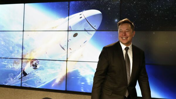 Elon Musk, fundador, CEO e engenheiro-chefe/designer da SpaceX, fala durante uma entrevista coletiva após um voo de teste do foguete Falcon 9 da SpaceX para demonstrar o sistema de escape de emergência da cápsula no Centro Espacial Kennedy em Cabo Canaveral, Flórida, 19 de janeiro de 2020 - Sputnik Brasil