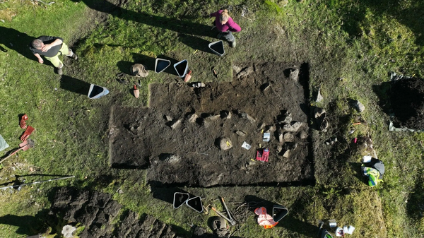 Vista aérea de onde arqueólogos descobriram três sepulturas de mulheres de alto status do início do século IX da Era Viking durante escavações na fazenda Skumsnes em Fitjar, costa oeste da Noruega. Estima-se que pode haver até 20 sepulturas no local - Sputnik Brasil