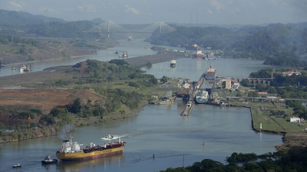 Navios transitam pelo canal do Panamá perto da Cidade do Panamá, em 11 de maio de 2016 - Sputnik Brasil