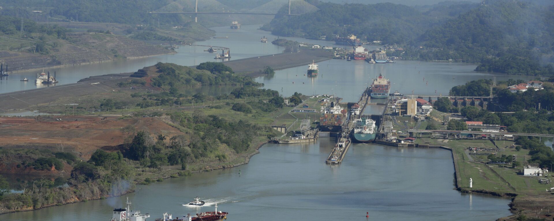 Navios transitam pelo canal do Panamá perto da Cidade do Panamá, em 11 de maio de 2016 - Sputnik Brasil, 1920, 21.01.2025