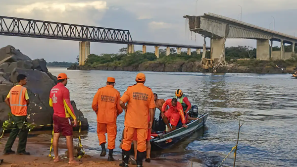 Bombeiros fazem buscas no rio Tocantins após desabamento de ponte que liga região ao Maranhão. Aguiarnópolis, 23 de dezembro de 2024 - Sputnik Brasil