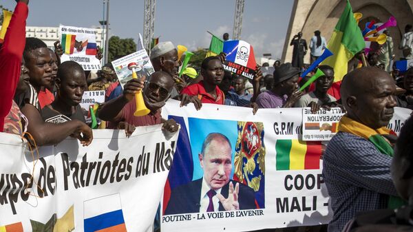 Malineses protestam contra a França e em apoio à Rússia no 60º aniversário da independência da República do Mali em 1960, em Bamako, Mali, 22 de setembro de 2020 - Sputnik Brasil