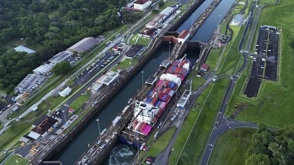 Navio de carga atravessa as eclusas de Agua Clara, do canal do Panamá, em 2 de setembro de 2024 - Sputnik Brasil