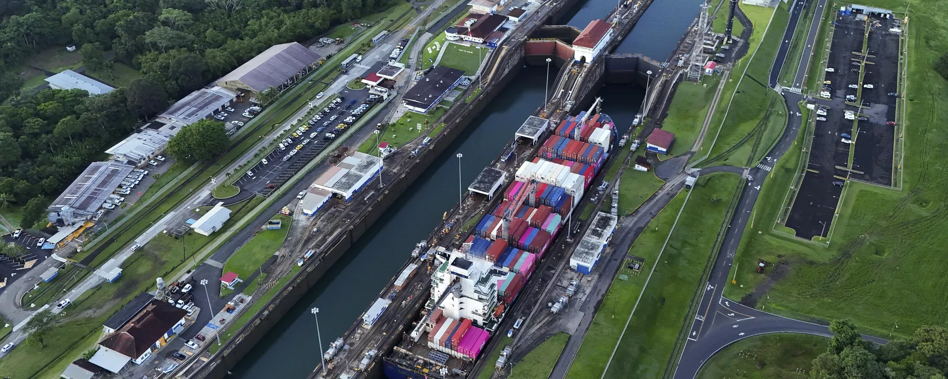 Navio de carga atravessa as eclusas de Agua Clara, do canal do Panamá, em 2 de setembro de 2024 - Sputnik Brasil, 1920, 14.03.2025