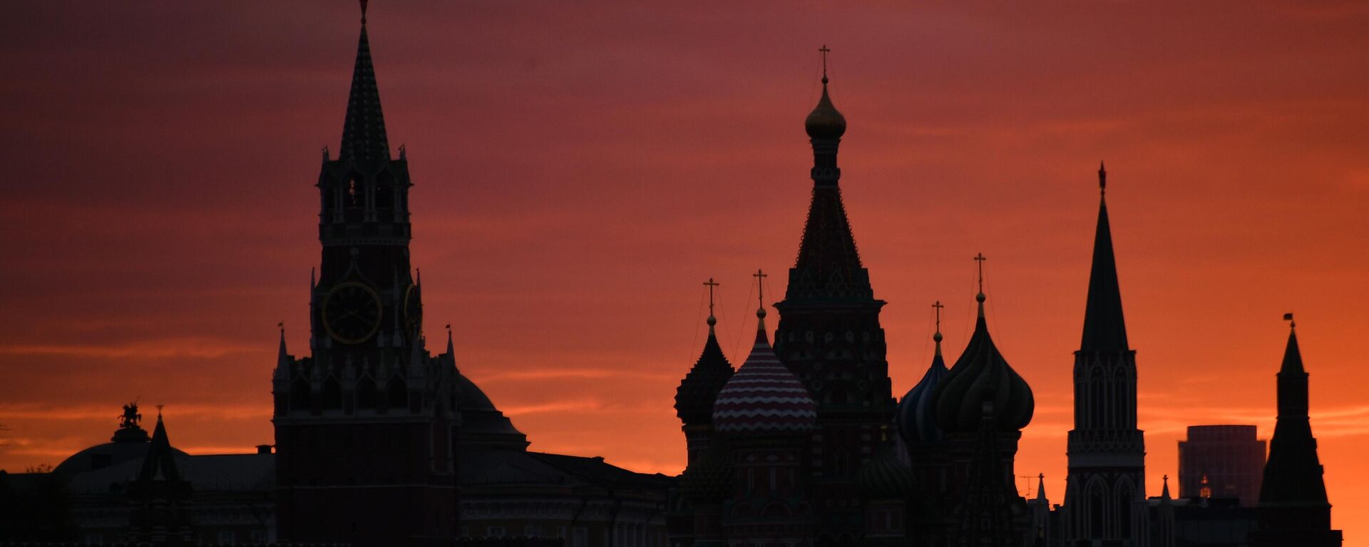 Pôr do sol sobre a Catedral de São Basílio e a Spasskaya Bashnya em Moscou, Rússia - Sputnik Brasil, 1920, 28.12.2024