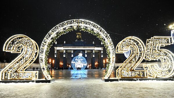 Decoração de Ano Novo e arco da entrada principal do parque VDNKh em Moscou. - Sputnik Brasil