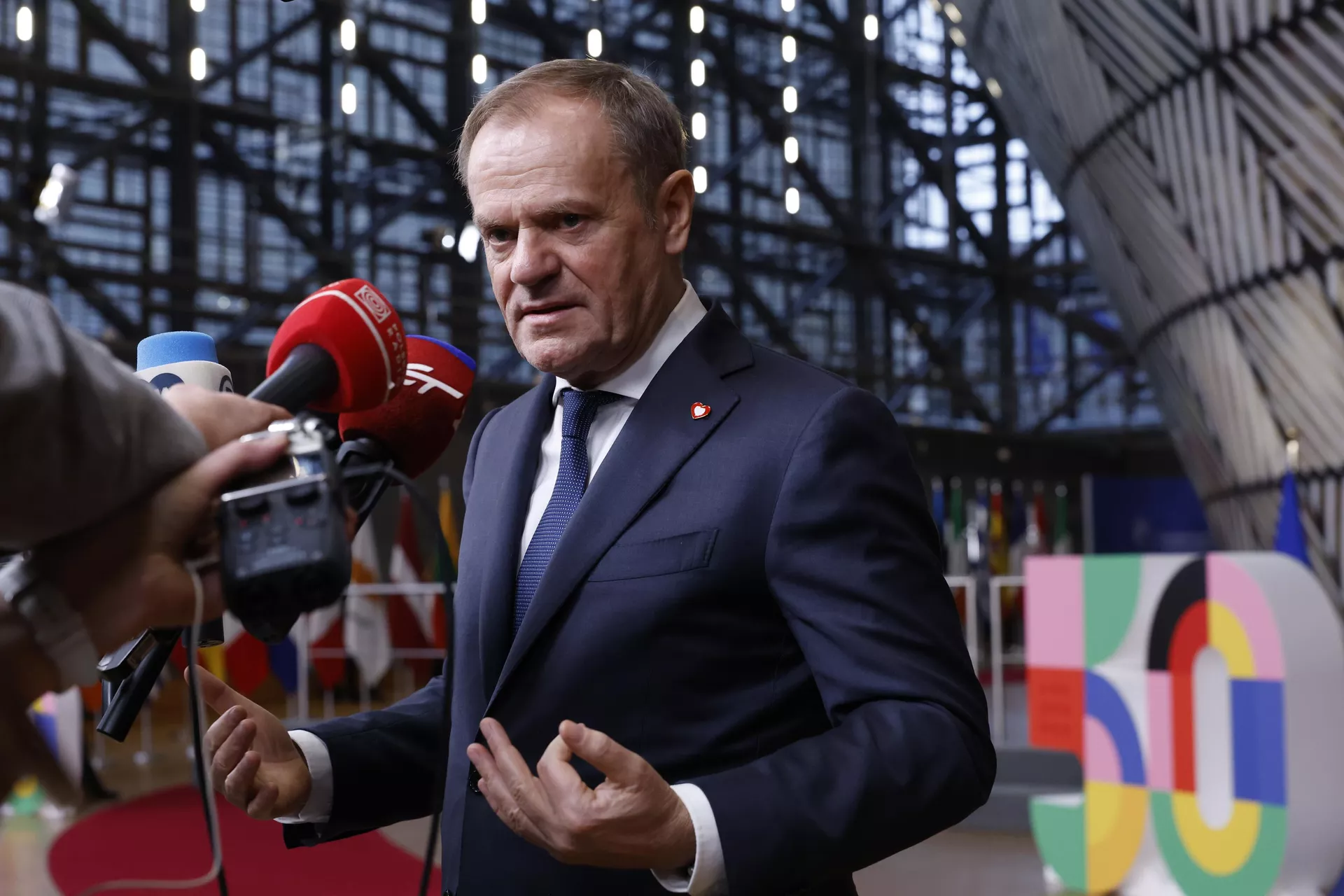 Primeiro-ministro da Polônia, Donald Tusk, fala com a mídia antes de uma foto de grupo em uma cúpula da UE em Bruxelas, 19 de dezembro de 2024 - Sputnik Brasil, 1920, 26.12.2024