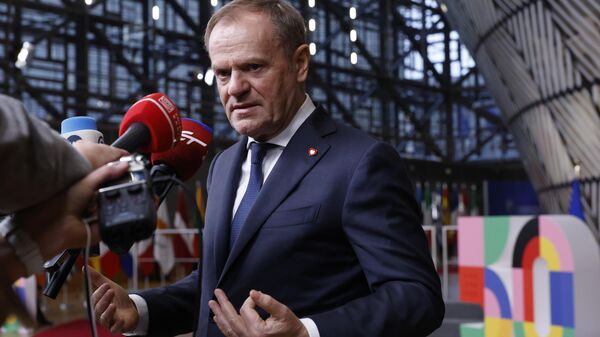Primeiro-ministro da Polônia, Donald Tusk, fala com a mídia antes de uma foto de grupo em uma cúpula da UE em Bruxelas, 19 de dezembro de 2024 - Sputnik Brasil