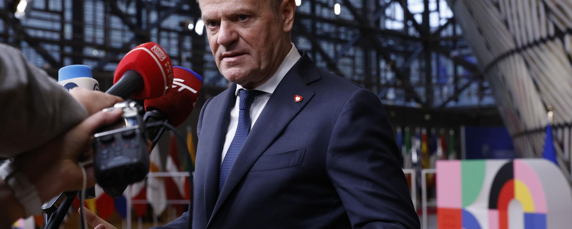 Primeiro-ministro da Polônia, Donald Tusk, fala com a mídia antes de uma foto de grupo em uma cúpula da UE em Bruxelas, 19 de dezembro de 2024 - Sputnik Brasil, 1920, 16.11.2025