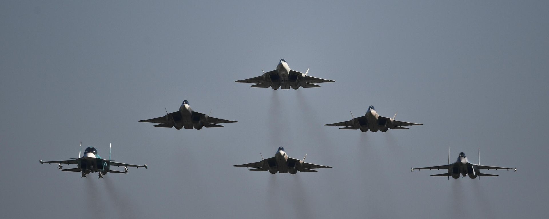 Os caças russos Su-57, Su-34 e Su-35S participam de um show aéreo - Sputnik Brasil, 1920, 24.09.2026