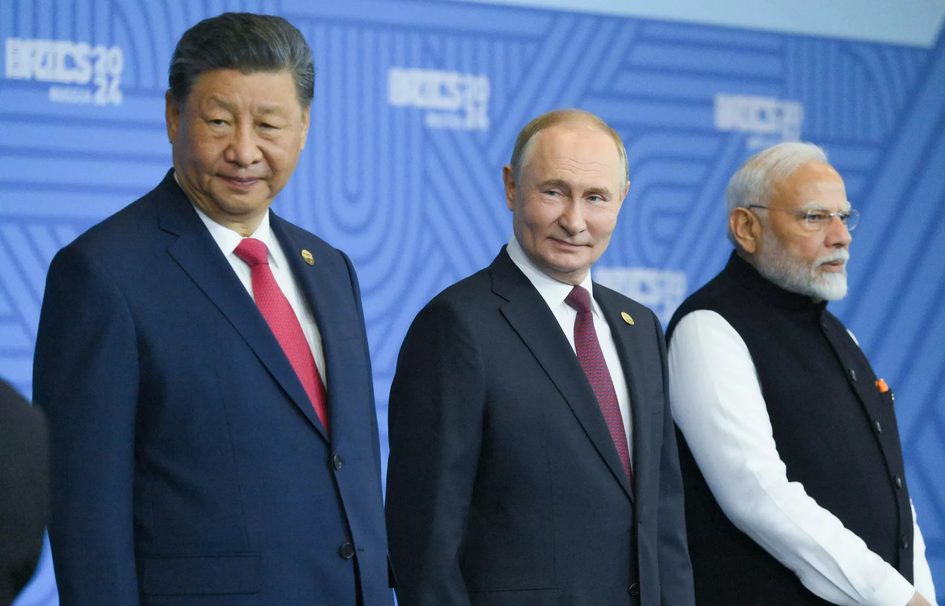 Da esquerda para a direita: os presidentes da China, Xi Jinping, e da Rússia, Vladimir Putin; e o primeiro-ministro da Índia, Narendra Modi. Os estadistas posam para foto na 16ª Cúpula do BRICS, em Kazan, Rússia, em 23 de outubro de 2024 - Sputnik Brasil, 1920, 07.03.2025