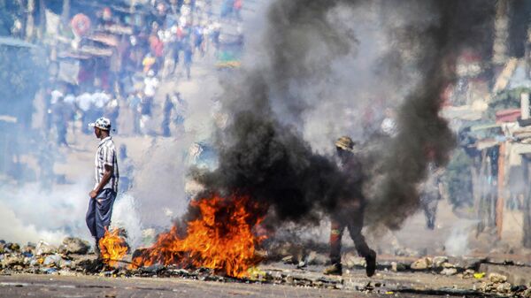 Manifestantes ateiam fogo a uma barricada durante os protestos que tomaram conta de Moçambique, após a oposição rejeitar os resultados das eleições do país, nas quais o partido Frente de Libertação de Moçambique (Frelimo) estendeu seu governo de 58 anos. Maputo, 5 de novembro de 2024 - Sputnik Brasil