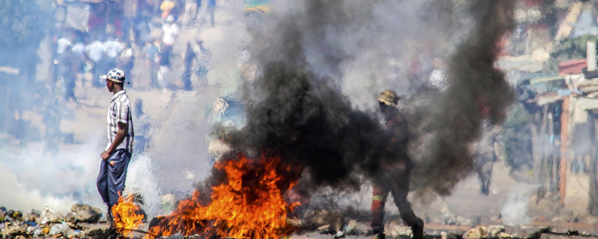 Manifestantes ateiam fogo a uma barricada durante os protestos que tomaram conta de Moçambique, após a oposição rejeitar os resultados das eleições do país, nas quais o partido Frente de Libertação de Moçambique (Frelimo) estendeu seu governo de 58 anos. Maputo, 5 de novembro de 2024 - Sputnik Brasil, 1920, 26.12.2024