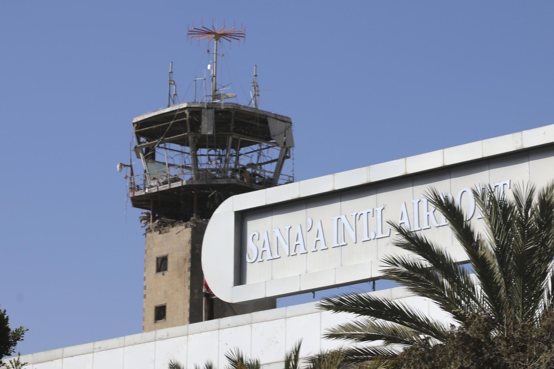 A torre de controle do aeroporto internacional de Sanaa é vista após os ataques aéreos israelenses de quinta-feira (26) no Iêmen, 27 de dezembro de 2024. - Sputnik Brasil, 1920, 27.12.2024