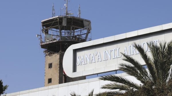 A torre de controle do aeroporto internacional de Sanaa é vista após os ataques aéreos israelenses de quinta-feira (26) no Iêmen, em 27 de dezembro de 2024 - Sputnik Brasil