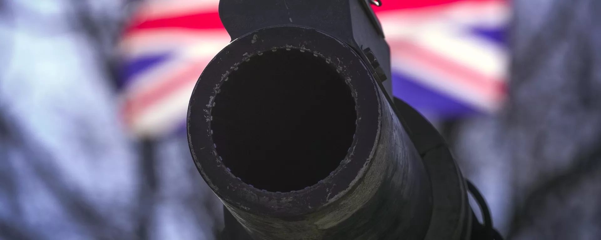 O canhão de um tanque britânico Challenger 2 tem como pano de fundo uma bandeira do Reino Unido durante uma comemoração do 20º aniversário da adesão da Estônia à OTAN, em Tallinn, Estônia, 4 de abril de 2024. - Sputnik Brasil, 1920, 10.02.2025