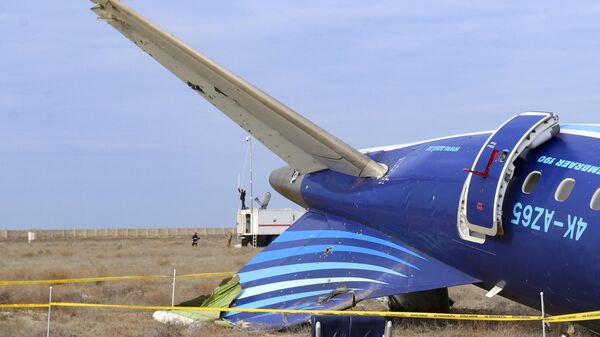 Destroços do Embraer 190 da Azerbaijan Airlines no solo, próximo ao aeroporto de Aktau. Cazaquistão, 25 de dezembro de 2024 - Sputnik Brasil