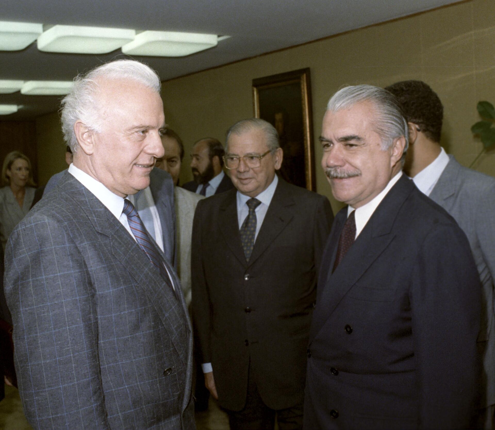 Eduard Shevardnadze (à esquerda), membro do Politburo do Comitê Central do Partido Comunista da União Soviética e ministro das Relações Exteriores da URSS, e o presidente brasileiro José Sarney, Brasília, 28 de setembro de 1987. - Sputnik Brasil, 1920, 29.12.2024