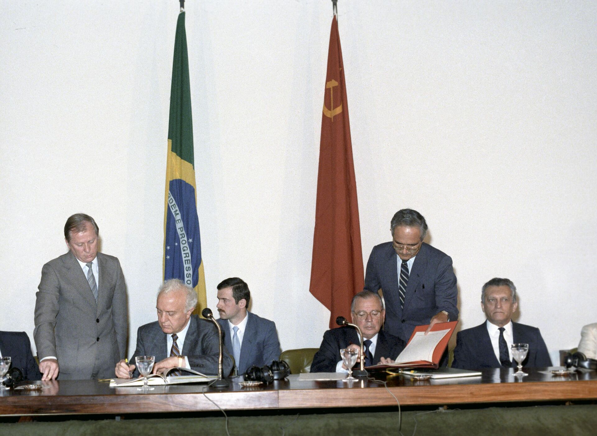 Assinatura do acordo de cooperação cultural entre o Conselho de Ministros da União Soviética e o Governo da República Federativa do Brasil, 30 de setembro de 1987. - Sputnik Brasil, 1920, 29.12.2024