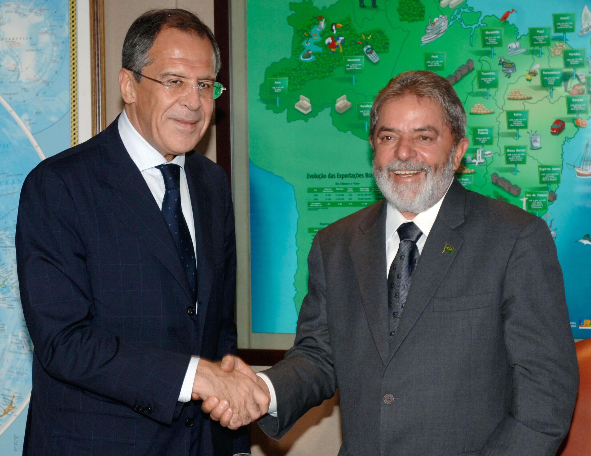 O ministro das Relações Exteriores da Rússia, Sergei Lavrov, à esquerda, se reúne com o presidente brasileiro Luiz Inácio Lula da Silva, 14 de dezembro de 2006. - Sputnik Brasil, 1920, 29.12.2024