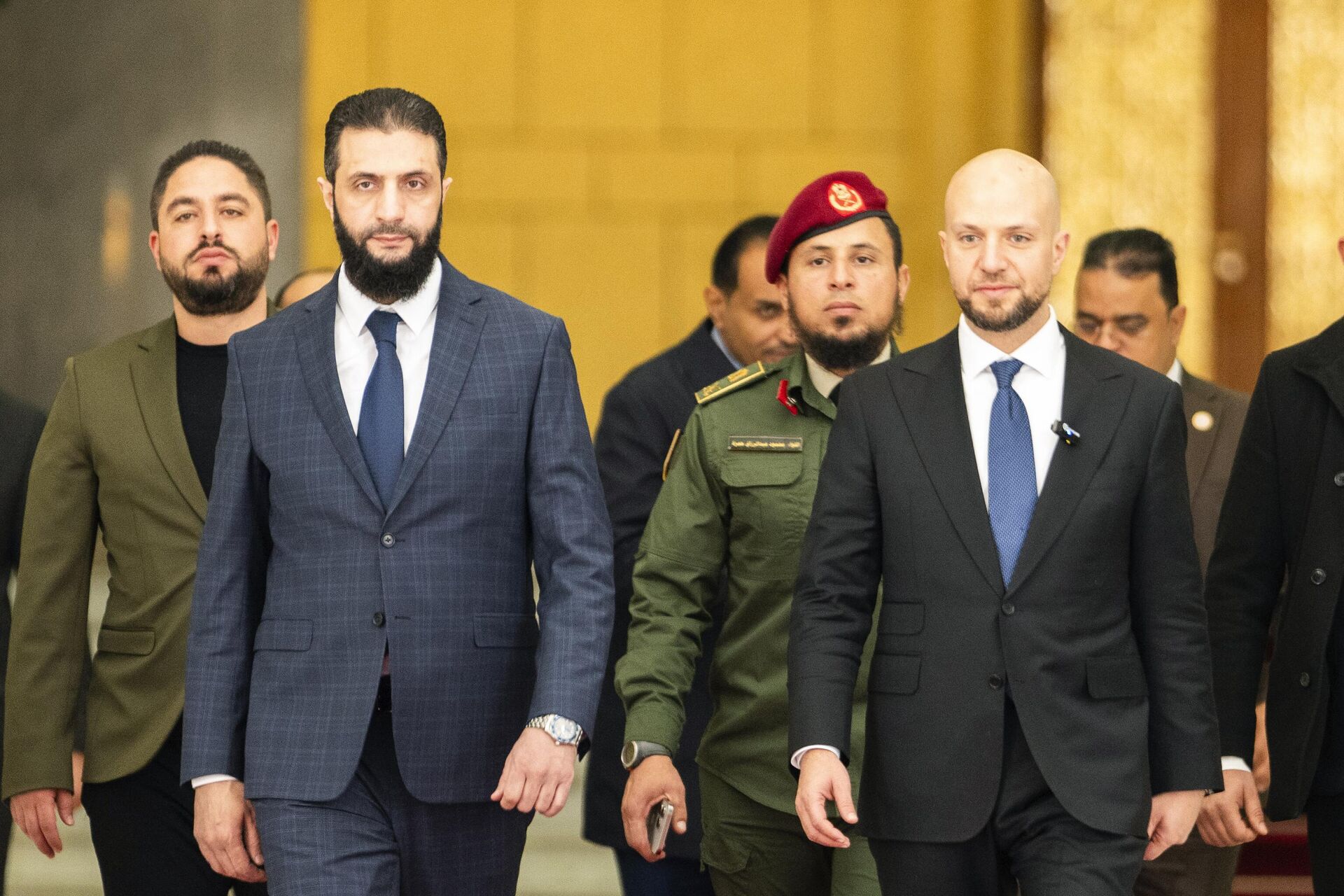 O líder de fato da Síria, Ahmad al-Sharaa, à esquerda, anteriormente conhecido como Abu Mohammed al-Julani, se encontra com Walid Ellafi, à direita, ministro de Estado líbio para comunicação e assuntos políticos, no palácio presidencial em Damasco, Síria, sábado, 28 de dezembro de 2024 - Sputnik Brasil, 1920, 26.01.2025