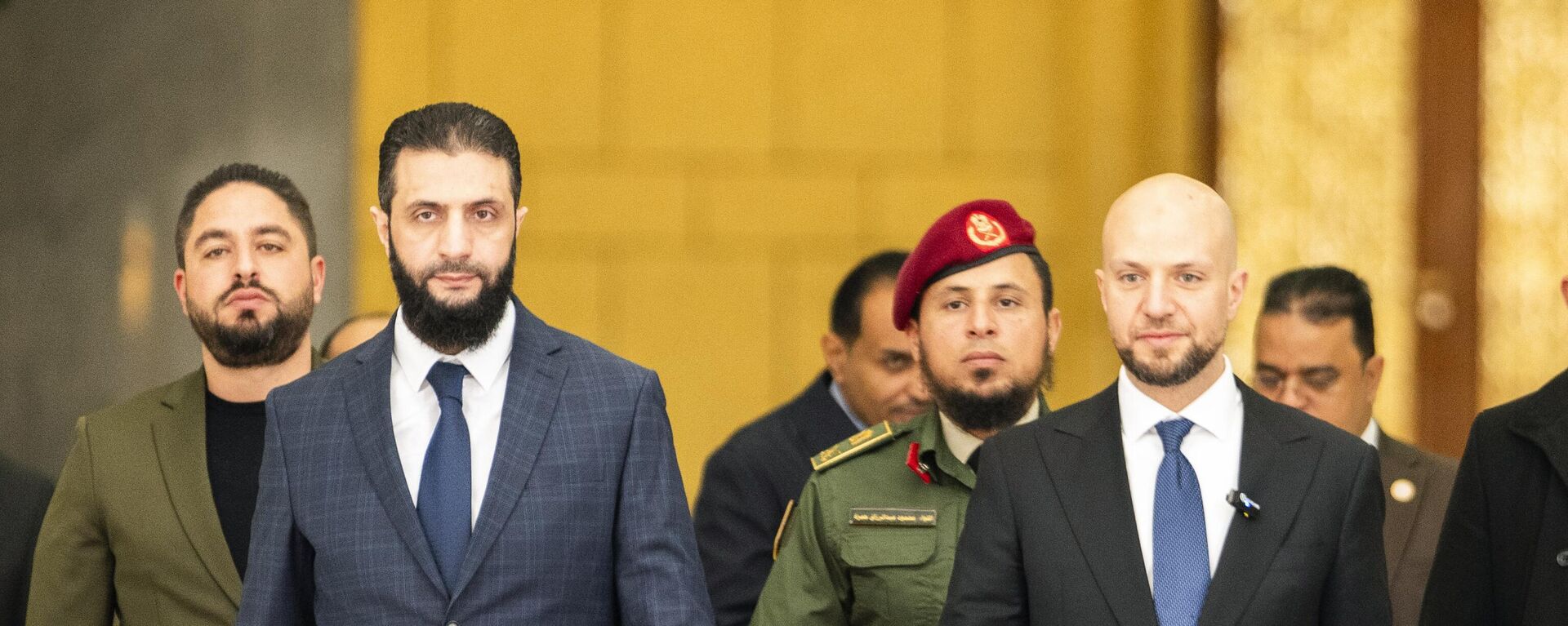 Então líder de facto da Síria, Ahmed al-Sharaa (em primeiro plano, à esquerda), anteriormente conhecido como Abu Mohammad al-Julani, se encontra com Walid Ellafi (à direita), ministro de Estado líbio para comunicação e assuntos políticos, no palácio presidencial em Damasco. Síria, 28 de dezembro de 2024 - Sputnik Brasil, 1920, 30.01.2025