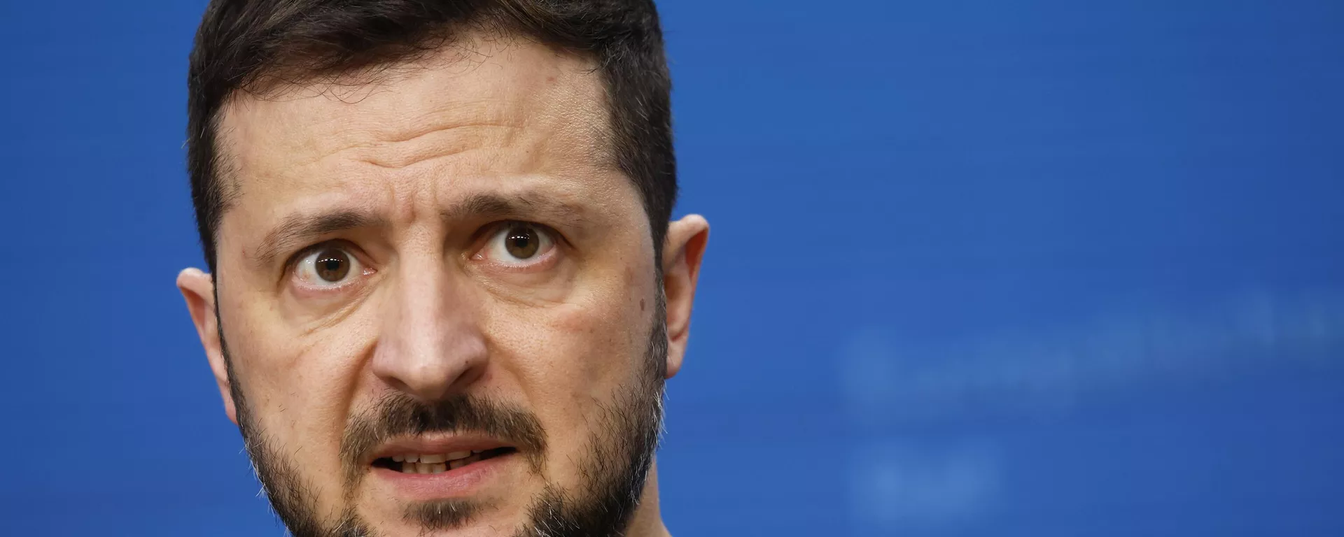 Vladimir Zelensky discursa em uma entrevista coletiva durante uma cúpula da UE em Bruxelas. Bélgica, 19 de dezembro de 2024 - Sputnik Brasil, 1920, 15.02.2025