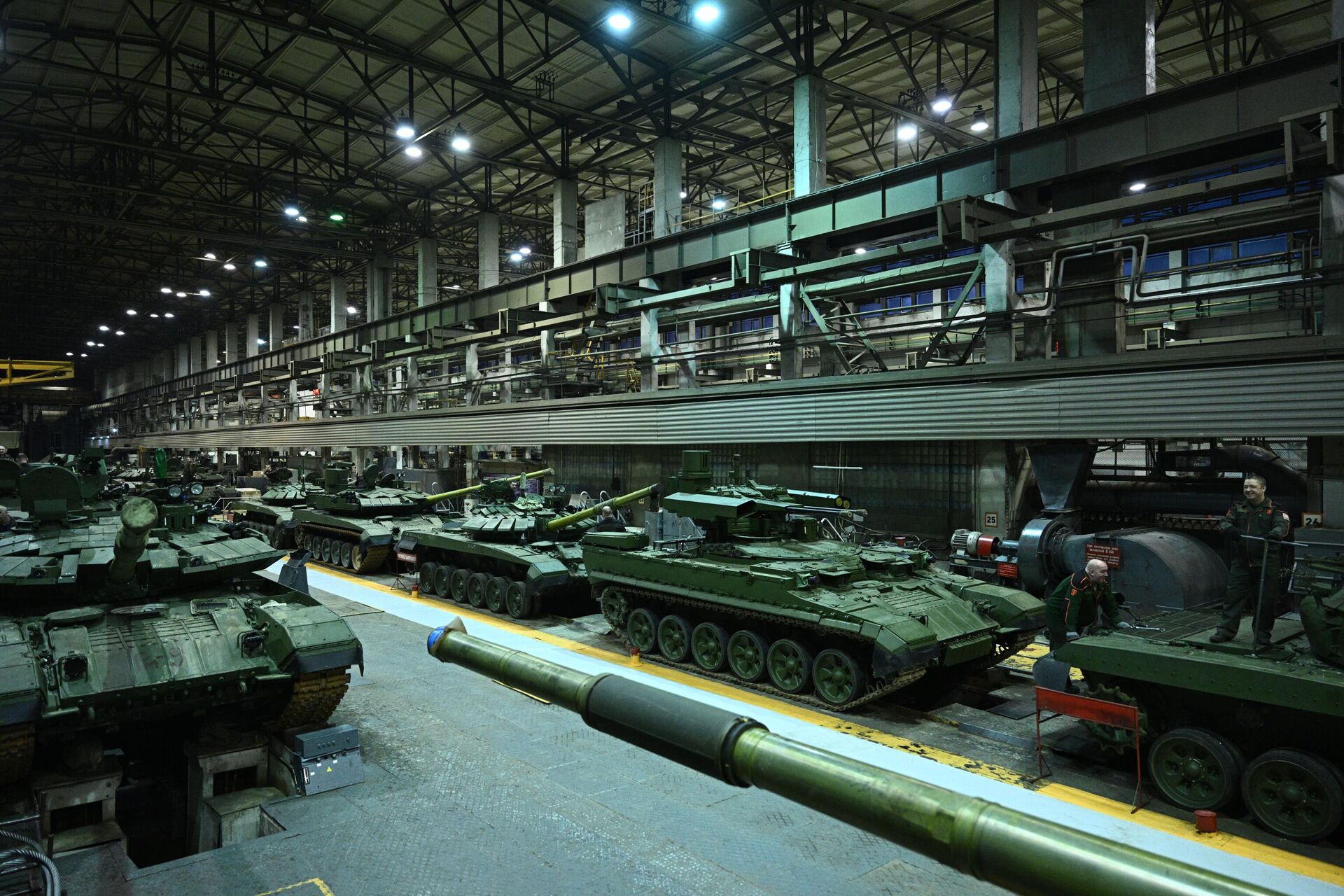 Tanques T-72, T-90 e veículos de apoio ao tanque Terminator na fábrica de montagem Uralvagonzavod, Nizhny Tagil, a Rússia. - Sputnik Brasil, 1920, 23.02.2025