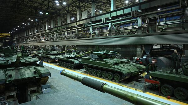 Tanques T-72, T-90 e veículos de apoio ao tanque Terminator na fábrica de montagem Uralvagonzavod, Nizhny Tagil, a Rússia. - Sputnik Brasil