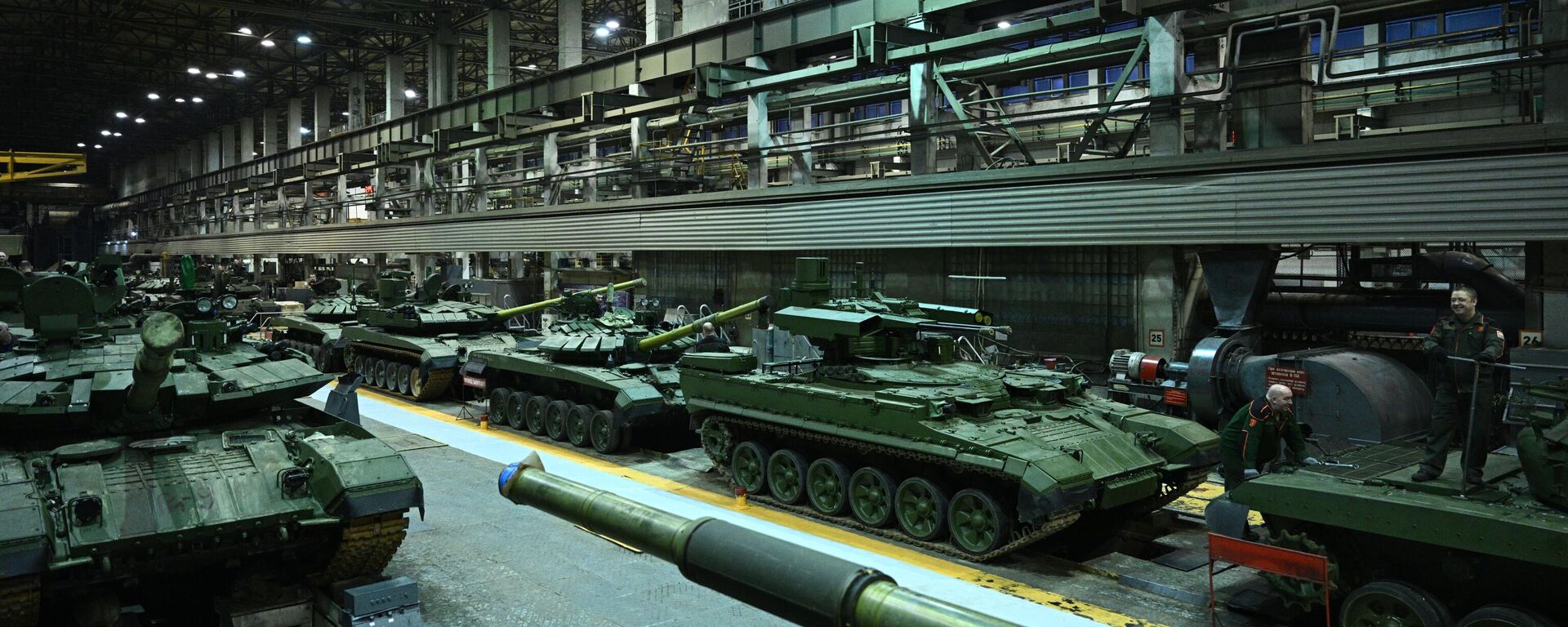 Tanques T-72, T-90 e veículos de apoio ao tanque Terminator na fábrica de montagem Uralvagonzavod, Nizhny Tagil, a Rússia. - Sputnik Brasil, 1920, 31.12.2024