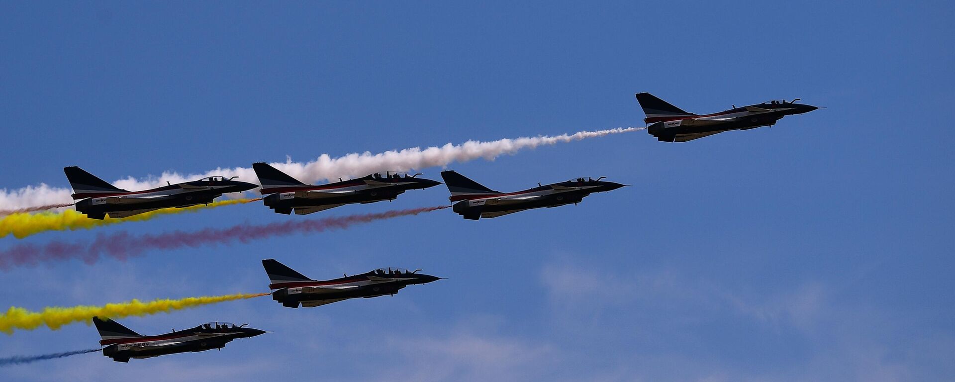 A equipe acrobática chinesa de 1º de agosto voa com caças multifuncionais J-10 de quarta geração na cerimônia de encerramento do Fórum Técnico Militar Internacional do Exército de 2018 - Sputnik Brasil, 1920, 31.12.2024