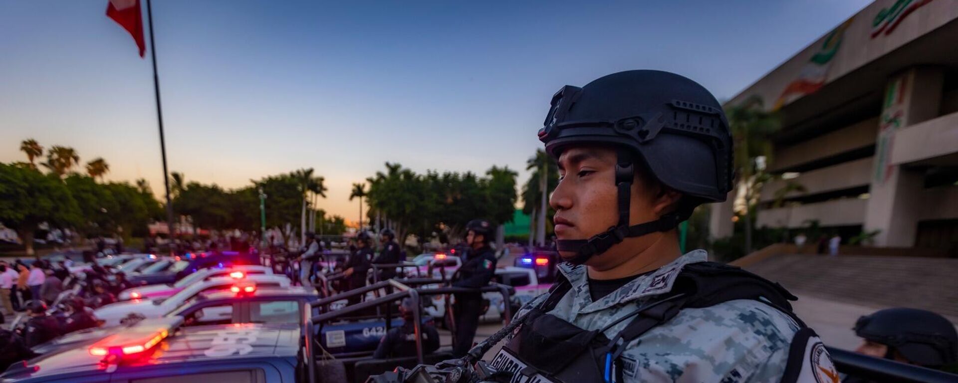 Dezenas de soldados da Guarda Nacional e do Exército Mexicano foram destacados para Sinaloa, a fim de conter a violência desencadeada após a captura de Ismael Zambada García, um dos líderes do cartel de Sinaloa, em 20 de outubro de 2024 - Sputnik Brasil, 1920, 31.12.2024