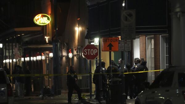 Serviços de emergência comparecem ao local depois que um veículo atropelou uma multidão na Canal e Bourbon Street, em Nova Orleans, 1º de janeiro de 2025 - Sputnik Brasil