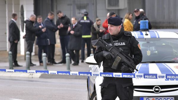 Um policial guarda a embaixada dos EUA na capital de Montenegro, Podgorica, quinta-feira, 22 de fevereiro de 2018 - Sputnik Brasil