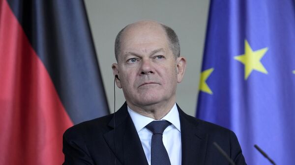 Olaf Scholz, chanceler alemão, participa de coletiva de imprensa conjunta com o primeiro-ministro estoniano, Kristen Michal, na chancelaria em Berlim. Alemanha, 20 de dezembro de 2024 - Sputnik Brasil