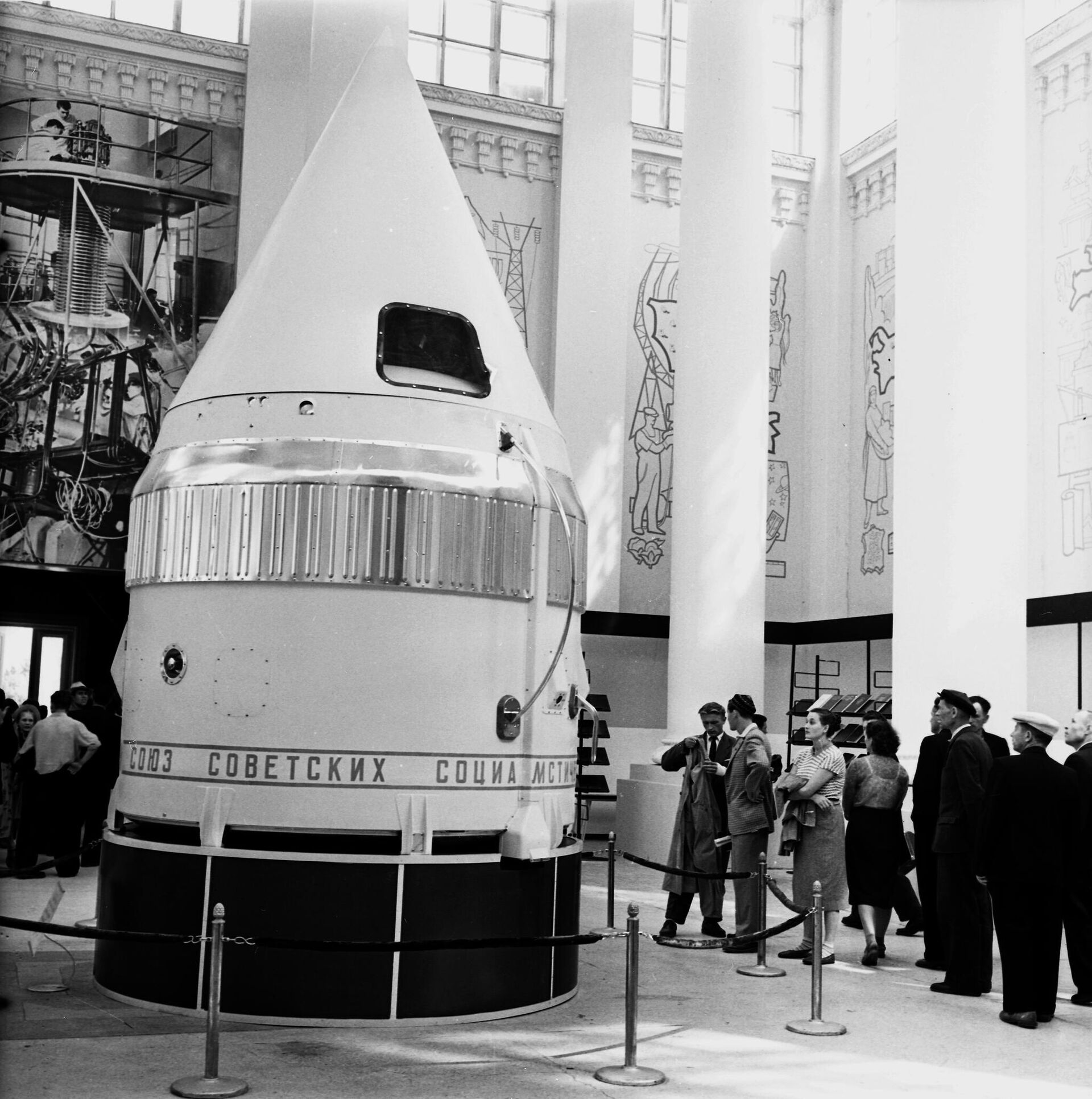 A Exposição de Conquistas da Economia Nacional da URSS. Maquete da estação interplanetária automática não tripulada Luna 1 lançada pela URSS em 2 de janeiro de 1959