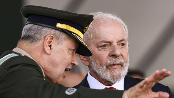 O general Tomás Paiva, comandante do Exército, e o presidente Luiz Inácio Lula da Silva durante solenidade comemorativa do Dia do Soldado, no Quartel-General do Exército, em Brasília (DF), em 22 de agosto de 2024 - Sputnik Brasil