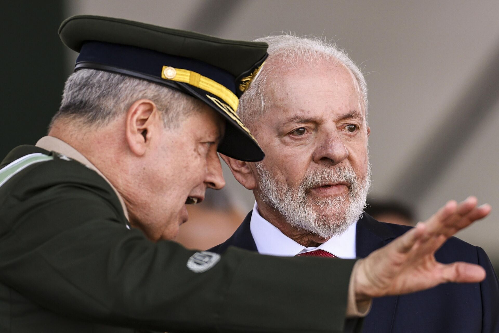 O general Tomás Paiva, comandante do Exército, e o presidente Luiz Inácio Lula da Silva durante solenidade comemorativa do Dia do Soldado, no Quartel-General do Exército, em Brasília (DF), em 22 de agosto de 2024