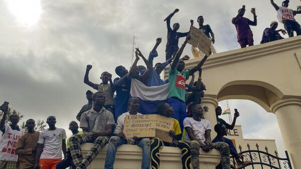 Apoiadores da junta governante do Níger se reúnem em um protesto para lutar pela liberdade do país e resistir à interferência estrangeira em Niamey. Níger, 3 de agosto de 2023 - Sputnik Brasil