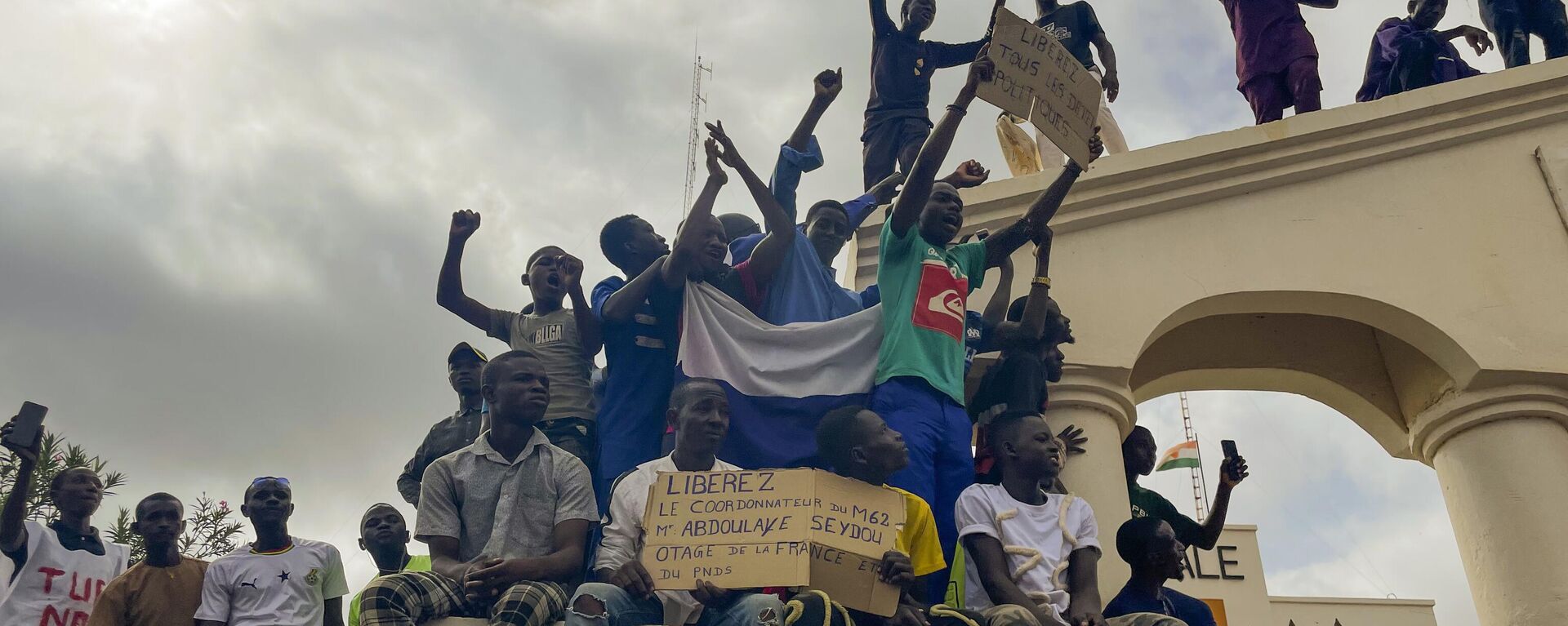 Apoiadores da junta governante do Níger se reúnem em protesto para lutar pela liberdade do país e resistir à interferência estrangeira em Niamey. Níger, 3 de agosto de 2023 - Sputnik Brasil, 1920, 03.01.2025