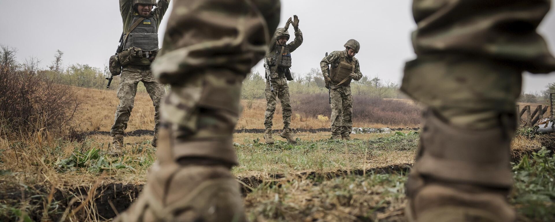 Ucranianos recém-recrutados treinam suas habilidades táticas em uma pista de obstáculos no campo de treinamento na região de Donetsk, 14 de outubro de 2024 - Sputnik Brasil, 1920, 03.01.2025