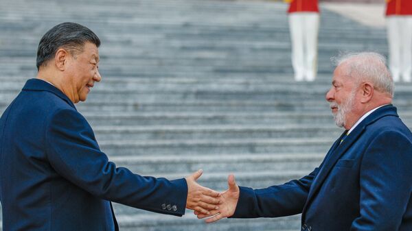 O presidente da China, Xi Jinping, cumprimenta o presidente do Brasil, Luiz Inácio Lula da Silva, em cerimônia oficial de recepção do líder brasileiro em Pequim, em 14 de abril de 2023 - Sputnik Brasil