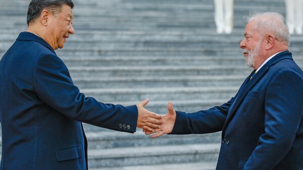 O presidente da China, Xi Jinping, cumprimenta o presidente do Brasil, Luiz Inácio Lula da Silva, em cerimônia oficial de recepção do líder brasileiro em Pequim, em 14 de abril de 2023 - Sputnik Brasil